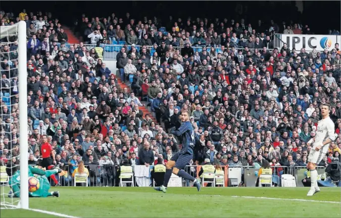  ??  ?? MINUTO 75 DE PARTIDO. Cristiano Ronaldo se estrelló contra el palo en una de las ocasiones más claras que tuvo ayer, junto al mano a mano que le paró Kameni en el 12’.