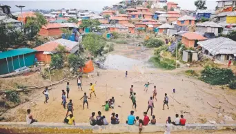  ??  ?? Refugiados rohingya juegan en el campamento de Balukhali, ubicado en Bangladesh.