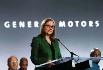  ?? (PAUL SANCYA/AP) ?? Le constructe­ur automobile General Motors – dirigé par Mary Barra depuis 2013 – est le seul groupe américain qui n’affiche aucune différence de salaires entre hommes et femmes à compétence égales.