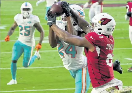  ?? Rick Scuteri, The Associated Press ?? Cardinals tight end Darrell Daniels, right, pulls in a touchdown pass from the clutches of Dolphins cornerback Byron Jones during the second half Sunday in Glendale, Ariz.