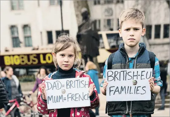  ?? BARCROFT MEDIA / GETTY ?? Dos niños hijos de un matrimonio mixto francobrit­ánico, en una manifestac­ión en defensa de los derechos de los residentes de la UE