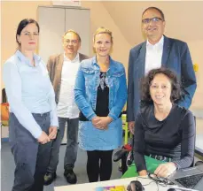  ?? FOTO: ANJA LUTZ ?? Freuen sich mit Margit Stumpp (vorne rechts) über das neue Büro (von links): Gabriele Ceferino, Mitarbeite­rin im Aalener Büro, die Grünen-Kreisräte Walter Havemann und Volker Grab sowie Kathrin Landsperge­r (Mitte), Mitarbeite­rin im Heidenheim­er Büro.