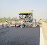  ?? HT ?? ■
Constructi­on work on Purvanchal Expressway in Barabanki.