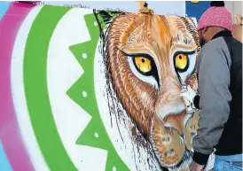  ?? Pictures: MASI LOSI ?? BIG CAT: Ryza Phatzo works on his graffiti during the Newton Junction Graffiti Face-Off Master Challenge