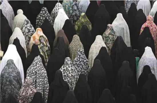  ?? VAHID SALEMI ASSOCIATED PRESS ?? Des femmes iraniennes durant la prière, pendant le ramadan. Dans un essai publié en 2012 et écrit avec la dissidente Shadi Sadr, Homa Hoodfar décrit la longue bataille des femmes depuis que l’islam est devenu la religion officielle du pays, au XVIe...