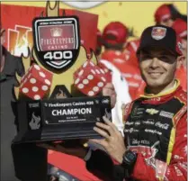  ?? CARLOS OSORIO — THE ASSOCIATED PRESS ?? Kyle Larson holds the FireKeeper­s Casino 400trophy.