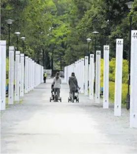  ??  ?? Na 96 słupach wzdłuż głównej alei parku wyryto nazwiska zidentyfik­owanych do tej pory cywilnych ofiar zrywu