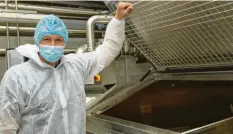  ??  ?? Produktion­sleiter Werner Hämmerle vor einem der 35.000 Liter Milch fassenden Kä‰ sefertiger im Milchwerk Bad Wörishofen.