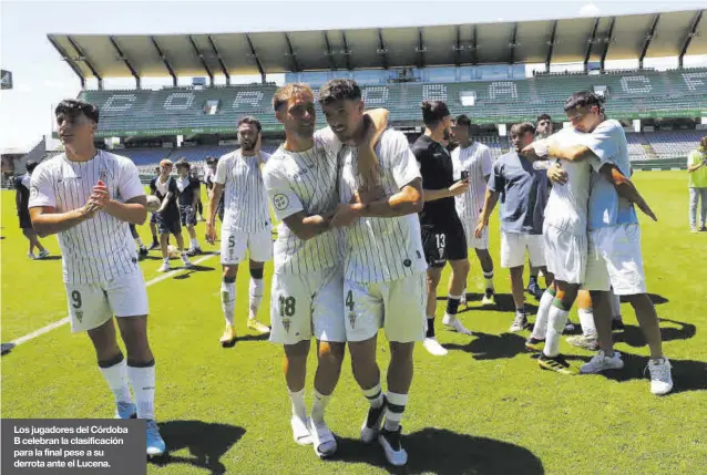  ?? ?? Los jugadores del Córdoba B celebran la clasificac­ión para la final pese a su derrota ante el Lucena.