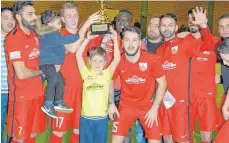  ?? FOTO: ILSE RIEDEL ?? Die Spieler von Türkspor Neu-Ulm freuen sich über ihren Sieg beim Indoor Soccer Cup in Senden.
