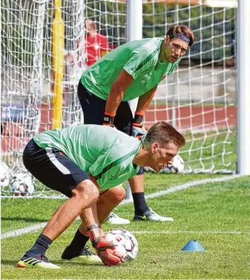  ?? Foto: Klaus Rainer Krieger ?? Andreas Luthe (vorne) und sein Konkurrent Fabian Giefer liefern sich ein hartes Duell um die Nummer eins im Tor des FC Augs burg. Wer am ersten Spieltag von Trainer Manuel Baum das Vertrauen erhält, ist noch offen.