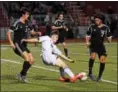  ?? AUSTIN HERTZOG - DIGITAL FIRST MEDIA ?? Pottsgrove’s Pat O’Brien, center, tries to play the ball up field amid pressure from Boyertown’s Nik Verma, right, and Sam Marks.