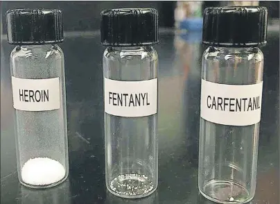  ?? SUBMITTED PHOTO ?? A police handout photo shows the decreasing amount of heroin, fentanyl and carfentani­l in a vial that is enough to kill a person.