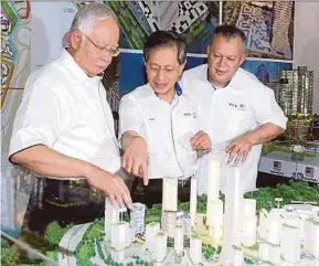  ?? PIC BY AHMAD IRHAM MOHD NOOR ?? Prime Minister Datuk Seri Najib Razak being briefed by MRCB Builders Sdn Bhd chairman Datuk Seri Dr Judin Abdul Karim (centre) in Cyberjaya yesterday. With them is Malaysian Resources Corp Bhd (MRCB) group managing director Tan Sri Mohamad Salim Fateh...