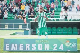  ?? FOTO: EFE ?? Emerson, el día de su presentaci­ón con el Betis en el Benito Villamarín