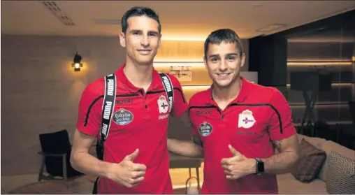  ??  ?? LLEGADA. Vicente Gómez y David Simón, a su llegada ayer al hotel de concentrac­ión del Deportivo en la playa de Las Canteras.