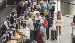  ?? (TNS/The Atlanta Journal-Constituti­on/John Spink) ?? Passengers crowd the Delta Airlines ticket counter at Atlanta’s Hartsfield-Jackson Internatio­nal Airport in May.