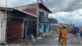  ?? BOMBEROS ?? Los Bomberos impidieron que el fuego hiciera más daño.