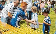  ?? Fotos: Kratzenber­ger ?? Der Lohn für die Mühen auf dem Platz: Jeder Teilnehmer beim Jugendturn­ier zum 100. Geburtstag des BC Aichach bekam einen Siegerpoka­l.