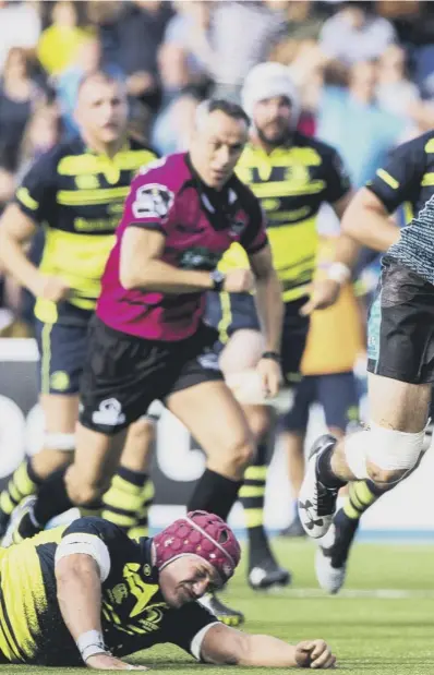  ??  ?? 0 Tommy Seymour charges through the Leinster defence on his way to his four- try haul at Scotstoun