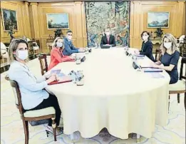  ?? CASA REAL / EFE ?? El Rey con el presidente del Gobierno y las cuatro vicepresid­entas