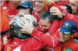  ?? Foto: dpa ?? Die Ferrari Crew jubelt mit Sebastian Vettel.