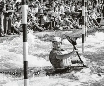  ??  ?? Margit Messelhäus­er fährt 1985 auf ihrer Heimatstre­cke am Eiskanal zum Weltmeiste­rtitel. Sogar die Sportlerin selbst war über rascht über ihren Erfolg.