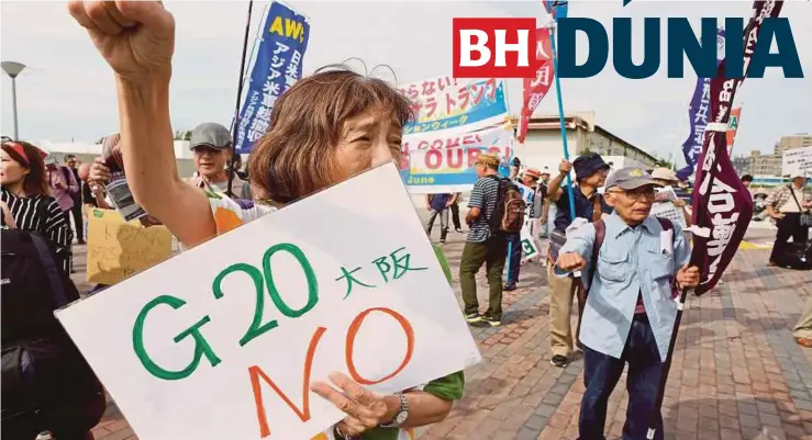  ?? [ FOTO EPA} ?? Penunjuk perasaan menyertai satu bantahan menentang Sidang Kemuncak G20 pada hari pertama di Osaka, semalam. Ini kali pertama Jepun menjadi tuan rumah persidanga­n ini.