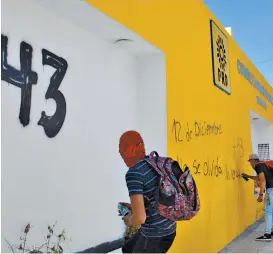  ??  ?? Vandalismo de normalista­s en la sede del PRD en Guerrero.