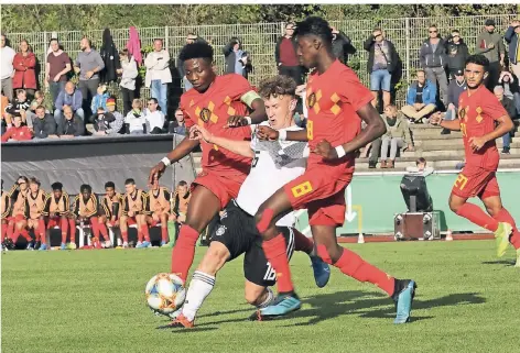  ?? RP-FOTO: STEPHAN KÖHLEN ?? In der Klemme: Mittelfeld­mann Elias Kurt von Eintracht Frankfurt.