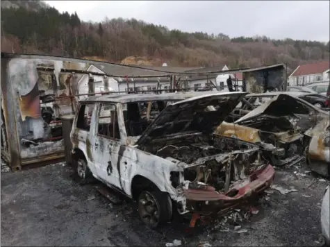  ?? ALLE FOTO: STINE GRØNOLEN ?? Brannen førte til massive skader på 17 biler, en kontainer og Åmot Bils bygg. Skadene beløper seg til 900.058 kroner, ifølge tiltalen.