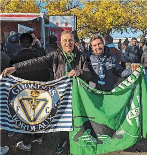  ?? | PHOTO : OUEST-FRANCE ?? Deux supporters, l'un de Saint-Étienne, et l'autre de Bordeaux, se sont retrouvés avant la rencontre de Ligue 2 entre les deux équipes.