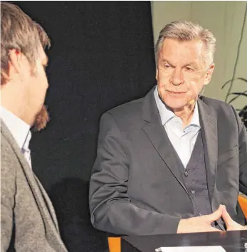  ?? FOTO: NILL ?? Prominente­r Besuch in Leutkirch: Ottmar Hitzfeld (rechts) im Gespräch mit Moderator Andreas Müller.