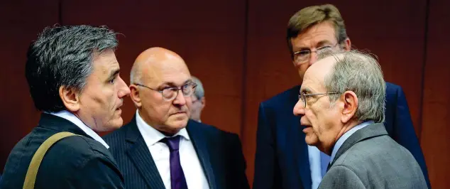  ??  ?? Il vertice Da sinistra, il ministro delle Finanze greco Euclid Tsakalotos, il collega francese Michel Sapin e il ministro del Tesoro italiano Pier Carlo Padoan ieri a Bruxelles nell’incontro dell’Eurogruppo