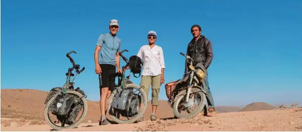  ?? Foto: Reinwald ?? Martina Reinwald und Jens Köstner (links) haben sich an eine echte Abenteuer Reise gewagt: Die beiden waren im Nahen Osten unterwegs – mit dem Fahrrad. Vier Wochen sind sie durch den Iran gereist, von Schiras bis in die Hauptstadt Teheran. Was sie dort...