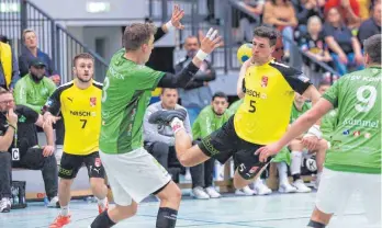  ?? FOTO: THOMAS WARNACK ?? Marco Weisser trifft am Samstag dreimal und ist einer der jungen Spieler, die in Reihen des TSV Bad Saulgau überzeugen.