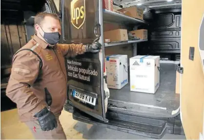  ?? Foto: Javier Bergasa ?? Un trabajador de la empresa UPS descarga las cajas que contienen vacunas de Pfizer.