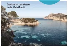  ??  ?? Glasklar ist das Wasser in der Cala Gració