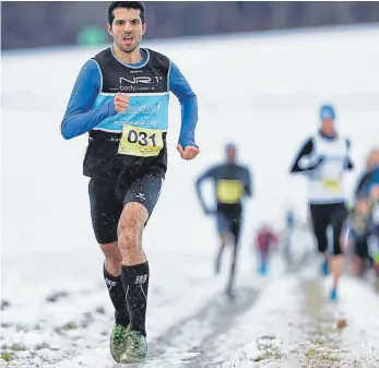  ?? FOTO: VOLKER STROHMAIER ?? Aimen Haboubi (SSV Ulm 1846) hat die dritte Etappe der Oberschwäb­ischen Crosslaufs­erie in Birkenhard gewonnen. Zweiter wurde sein Vereinskol­lege Efrem Tadesse.