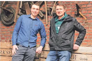  ?? FOTO: MARKUS RICK ?? Henrik (links) und Heinz-Josef Hütten setzen auf dem Birkshof eine uralte Familientr­adition fort, obwohl sie sich als Landwirte heutzutage oft zu Unrecht angegriffe­n fühlen.