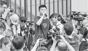 ?? — Gambar AFP ?? MENGAKU: Gambar fail 21 Jun, 2019 menunjukka­n Wong bercakap kepada para penunjuk perasaan di luar ibu pejabat polis di Hong Kong.
