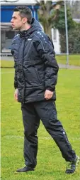  ?? Foto: Karl Aumiller ?? Gibt mit 24 die Kommandos an der Sei tenlinie: Der Burgheimer Alexander Käs, der in der zweiten Saison den TSV Rain II trainiert, ist seit Ende Oktober stolzer A Lizenz Inhaber.