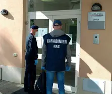  ??  ?? L’operazione Da destra i n alto i carabinier­i a Predazzo e alla Don Ziglio di Levico, sotto ad Arco e Pergine