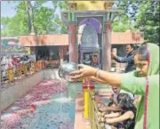  ?? WASEEM ANDRABI /HT ?? A woman devotee pours milk in the holy pond during the annual Hindu festival at the Kheer Bhawani Temple at Tullamulla in Ganderbal, 28km from Srinagar, on Friday.