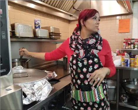  ?? MICHELLE LYNCH — MEDIANEWS GROUP ?? Alneasa Jordan of Lower Alsace Township gives instructio­ns to volunteers while stirring cheese sauce for macaroni Sunday at Opportunit­y House. This is the sixth year Jordan organized volunteers to cook and serve dinner at the shelter on N. 2nd.. St.