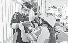  ?? ?? El motorista al sufrir algunos golpes, ameritó traslado al hospital; autoridade­s tomaron conocimien­to del hecho.