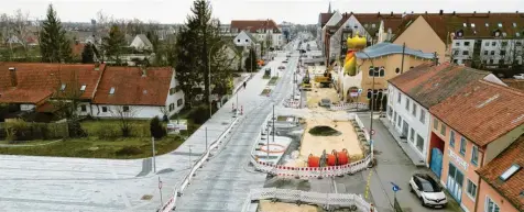  ?? Fotos: Marcus Merk ?? Hier wird bald fertig gepflaster­t. So sieht die Großbauste­lle in der Bürgermeis­ter-Wohlfarth-Straße in Königsbrun­n von oben aus.