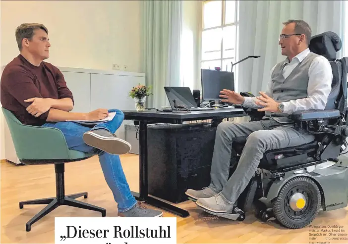  ?? FOTO: SABINE WEISEL/ STADT WEINGARTEN ?? Weingarten­s Oberbürger­meister Markus Ewald im Gespräch mit Oliver Linsenmaie­r.