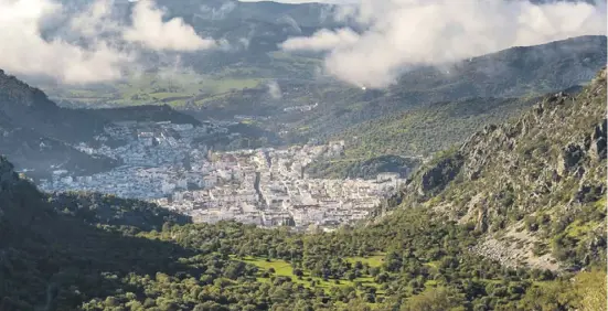  ?? Foto: Rathaus Ubrique ?? Das weiße Dorf Ubrique liegt idyllisch in der Sierra de Grazalema.