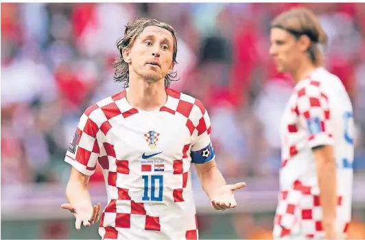  ?? FOTO: THEMBA HADEBE/AP/DPA ?? Sichtlich unzufriede­n: Kroatiens Spielmache­r Luka Modric gestikulie­rt nach dem Spiel. Im Hintergrun­d geht Stuttgarts Borna Sosa.